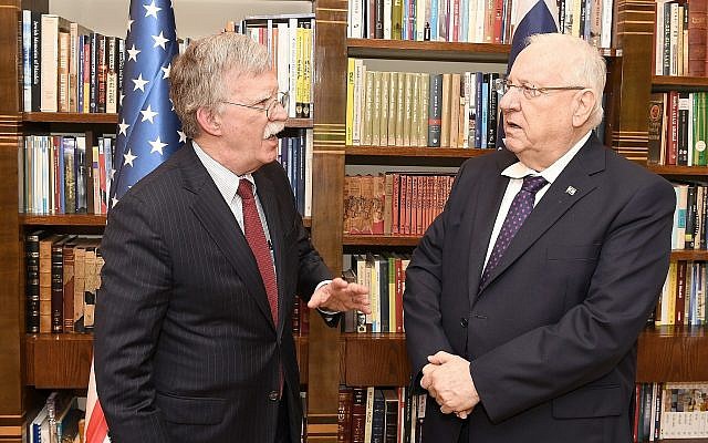 Le conseiller à la sécurité nationale américain John Bolton , à gauche, rencontre le président Reuven Rivlin à sa résidence officielle de Jérusalem le 21 août 2018 (Crédit :Matty Stern/Ambassade américaine à Jérusalem) Le conseiller à la sécurité nationale américain John Bolton , à gauche, rencontre le président Reuven Rivlin à sa résidence officielle de Jérusalem le 21 août 2018 (Crédit :Matty Stern/Ambassade américaine à Jérusalem)