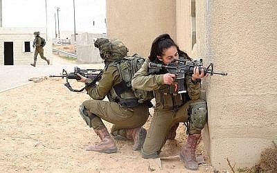 Des soldats des Lions mixtes du bataillon de la vallée du Jourdain participent à un exercice à la base militaire de Tzeelim le 5 février 2018. (Judah Ari Gross/Temps d'Israël)