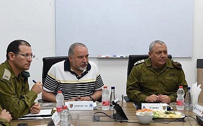 Le ministre de la Défense, Avigdor Liberman, (au centre), s'entretient avec le chef d'état-major de Tsahal Gadi Eizenkot, (à droite), et d'autres officiers supérieurs lors de sa visite dans la division de Gaza le 13 août 2018. (Shahar Levi/Ministère de la Défense)