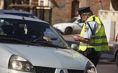 llustration: un policier israélien vérifie le permis de conduire (Uri Lenz / FLASH90)