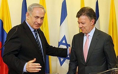Le Premier ministre Benjamin Netanyahu (G) avec le président colombien Juan Manuel Santos lors d'une conférence de presse à Jérusalem le 11 juin 2013. (Marc Israel Sellem/Pool/Flash90)