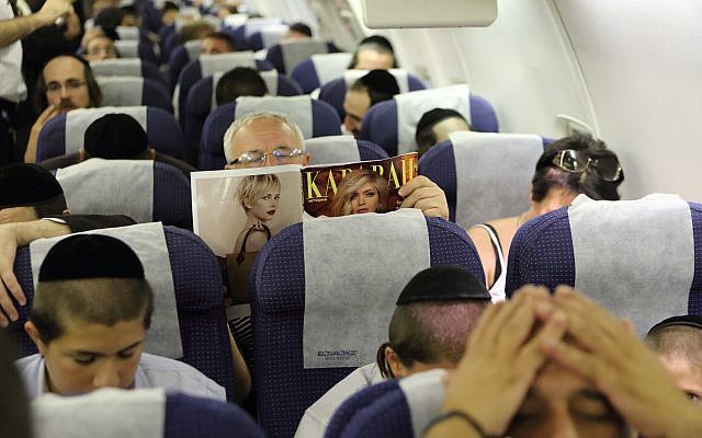 Illustration de passagers ultra-orthodoxes à bord d'un vol reliant Tel Aviv à Ouman à l'occasion de Rosh Hashanah. (Crédit : Yaakov Naumi/Flash90) Illustration de passagers ultra-orthodoxes à bord d'un vol reliant Tel Aviv à Ouman à l'occasion de Rosh Hashanah. (Crédit : Yaakov Naumi/Flash90)