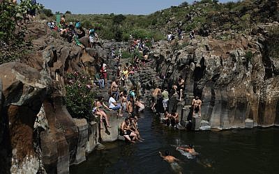 Des promeneurs se baignent dans la rivière Zavitan, dans le plateau du Golan, au nord d'Israël, le 18 avril 2014. (Crédit  Yaakov Naumi/Flash90)