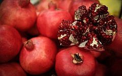 Des grenades vendues à l'occasion du Nouvel An juif, Rosh Hashana, au marché Mahane Yehuda à Jérusalem, le 8 septembre 2014. (Hadas Parush/Flash90)