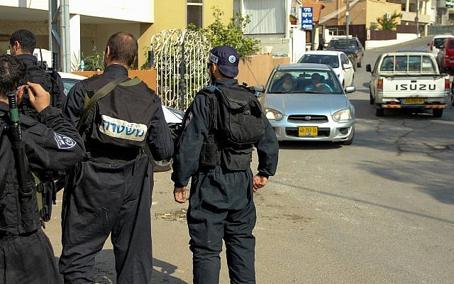 Photo d'illustration -- La police israélienne dans la ville druze d' Abu Snan, en Israël, le 15 novembre 2014 (Crédit :Flash90) Photo d'illustration -- La police israélienne dans la ville druze d' Abu Snan, en Israël, le 15 novembre 2014 (Crédit :Flash90)