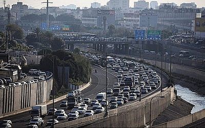 Vue de l'autoroute Ayalon à Tel Aviv en 2015. (Nati Shohat/Flash90)