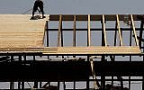 Un ouvrier travaille sur un toit d'un chantier de construction à Jérusalem, le 5 août 2015 (Nati Shohat/Flash90).