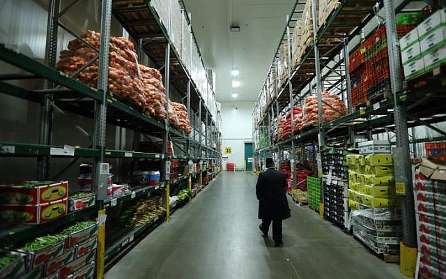 Photo illustrative d'un superviseur de casheroute dans un entrepôt. 20 mars 2016. (Yaakov Naumi / FLASH90) Photo illustrative d'un superviseur de casheroute dans un entrepôt. 20 mars 2016. (Yaakov Naumi / FLASH90)
