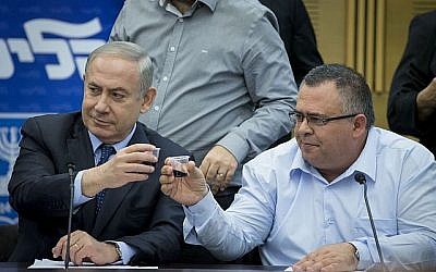 Le Premier ministre Benjamin Netanyahu, (à gauche), et David Bitan partageant un toast lors d'une réunion de faction du Likud, le 27 février 2017. (Yonatan Sindel / Flash90)