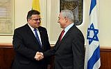 Le Premier ministre Benjamin Netanyahu (à droite) serre la main du ministre lituanien des Affaires étrangères Linas Linkevicius au bureau du Premier ministre à Jérusalem le 4 septembre 2017. (Haim Zach / GPO / Flash90)