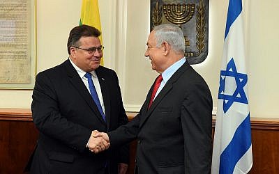 Le Premier ministre Benjamin Netanyahu (à droite) serre la main du ministre lituanien des Affaires étrangères Linas Linkevicius au bureau du Premier ministre à Jérusalem le 4 septembre 2017. (Haim Zach / GPO / Flash90)