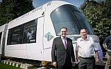 Le ministre des Transports, Israël Katz, (à gauche), et le maire de Tel Aviv, Ron Huldai, inaugurent le nouveau tramway à Tel Aviv, le 13 septembre 2017. (Crédit : Miriam Alster/Flash90)