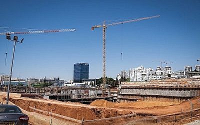 Un chantier de construction à Petah Tikva où trois travailleurs ont été grièvement blessés lors d'une chute, le 14 juin 2018 (Roy Alima / Flash90)