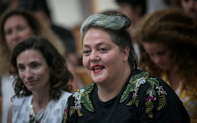 Chen Arieli, à droite, présidente de l'Association LGBT, le 25 juillet 2018 (Crédit : Yonatan Sindel/Flash90)