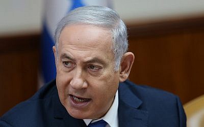 Le Premier ministre Benjamin Netanyahu dirige la réunion hebdomadaire au bureau du Premier ministre à Jérusalem le 29 juillet 2018. (Crédit : Alex Kolomoisky / Pool Yedioth Ahronoth / Flash90)