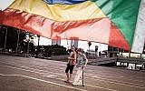 Des militants et des soutiens de la communauté druze israélienne sous un chapiteau de protestation contre la loi sur l'Etat juif adoptée à la Knesset au mois de juillet 2018 à Tel Aviv, le 1er août 2018 (Crédit : Tomer Neuberg/Flash90)
