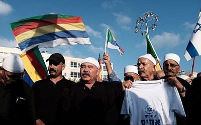 Les manifestants druzes et leurs soutiens lors d'un rassemblement à Tel Aviv contre la loi sur l'Etat-nation, le 4 août 2018 (Crédit:  Tomer Neuberg/Flash90)