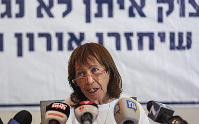 Zehava Shaul, mère du défunt soldat de l'armée israélienne, Oron Shaul, prend la parole lors d'une conférence de presse avant une réunion du cabinet le 5 août 2018. (Hadas Parush / Flash90