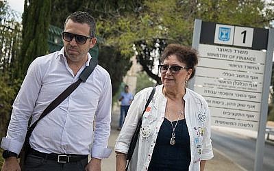 Ilana Cohen, à droite, présidente de l'Association nationale des infirmières, arrive à une réunion au ministère des Finances de Jérusalem, le 7 août 2018 (Crédit :  Hadas Parush/Flash90)