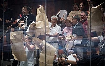 Des militants agitent des copies de la déclaration d'indépendance lors d'une session spéciale consacrée à la loi de l'Etat-nation à la Knesset le 8 août 2018. (Yonatan Sindel / Flash90)