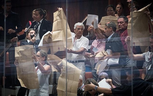 Des militants agitent des copies de la déclaration d'indépendance lors d'une session spéciale consacrée à la loi de l'Etat-nation à la Knesset le 8 août 2018. (Yonatan Sindel / Flash90) Des militants agitent des copies de la déclaration d'indépendance lors d'une session spéciale consacrée à la loi de l'Etat-nation à la Knesset le 8 août 2018. (Yonatan Sindel / Flash90)