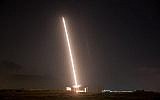 Une batterie de défense anti-missile Dôme de fer installée dans la ville de Sderot, dans le sud d'Israël, tire un missile d'interception le 9 août 2018. (Yonatan Sindel/Flash90)