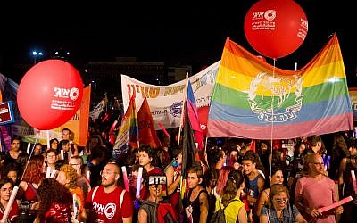 Des milliers de personnes assistent à une cérémonie marquant le neuvième anniversaire de la fusillade du centre LGBT Bar Noar, à Tel Aviv, le 11 août 2019. (Crédit Flash 90)