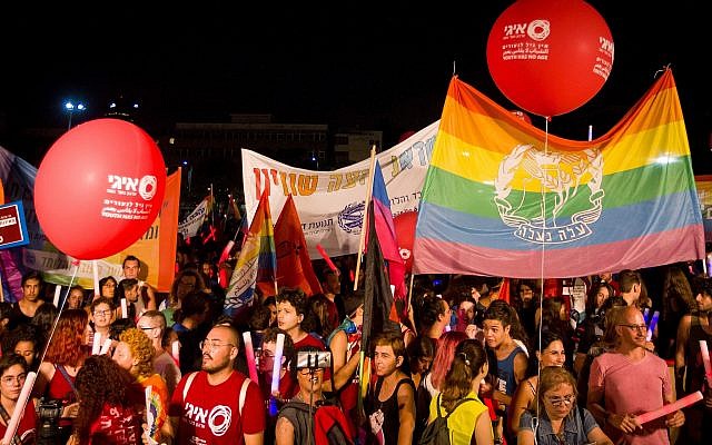 Des milliers de personnes assistent à une cérémonie marquant le neuvième anniversaire de la fusillade du centre LGBT Bar Noar, à Tel Aviv, le 11 août 2019. (Crédit Flash 90) Des milliers de personnes assistent à une cérémonie marquant le neuvième anniversaire de la fusillade du centre LGBT Bar Noar, à Tel Aviv, le 11 août 2019. (Crédit Flash 90)