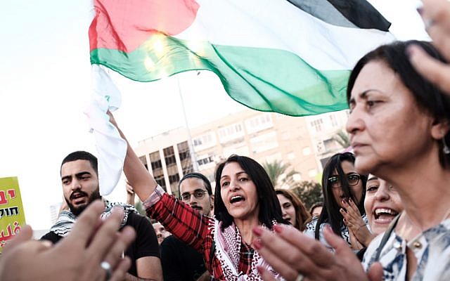 Des Arabes israéliens, certains brandissent des drapeaux palestiniens, protestent contre la "loi de l'État-nation" sur la place Rabin à Tel-Aviv le 11 août 2018. (Tomer Neuberg/Flash90) Des Arabes israéliens, certains brandissent des drapeaux palestiniens, protestent contre la "loi de l'État-nation" sur la place Rabin à Tel-Aviv le 11 août 2018. (Tomer Neuberg/Flash90)
