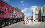 Des camions transportant des marchandises entrent dans la bande de Gaza par  Kerem Shalom après sa réouverture par Israël le 15 août 2018. (Flash90)
