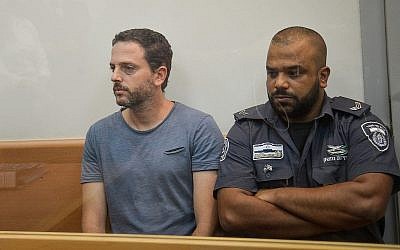 Beno Reinhorn, entraîneur de handball en charge de jeunes, soupçonné d'avoir agressé des douzaines de mineures, lors d'une audience de la cour des magistrats de Rishon Lezion, le 20 août 2018 (Crédit :  Flash90)