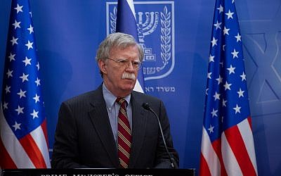 John Bolton lors d'une conférence de presse conjointe avec le Premier ministre Bnejamin Netanyahu à Jérusalem, le 20 août 2018 (Crédit :  Ohad Zweigenberg/POOL)