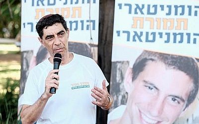 Simcha Goldin, père du soldat israélien Hadar Goldin, dont le corps est détenu par le Hamas, s'exprime lors d'une manifestation appelant le gouvernement à rendre les corps de son fils et de son compatriote israélien Oron Shaul devant le quartier général militaire de Kirya à Tel Aviv le 10 août 2018. (Crédit : Tomer Neuberg/Flash90)