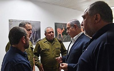 De droite à gauche, le ministre de la Défense Avigdor Liberman, le Premier ministre Benjamin Netanyahu, le chef d’état-major de Tsahal Gadi Eisenkot, le secrétaire militaire du Premier ministre, le général de brigade Eliezer Toledano, et le chef du Shin Bet Nadav Argaman, alors que les violences s’intensifient dans l’enclave palestinienne, lors d’une à la division de Gaza de Tsahal, le 17 juillet 2018. (Crédit : Kobi Gideon/GPO)