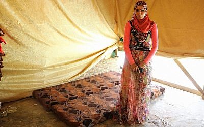 Fadia Ammar Al Mohamad, qui n'avait pas rencontré son mari jusqu'au jour de leur mariage, à côté du matelas sur lequel ils dorment dans leur tente (Crédit : Lisa Khoury/ Times of Israel)