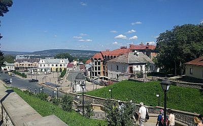Vue sur Chernivtsi, où était situé un ghetto avant la Seconde guerre mondiale. (Crédit : Yaakov Schwartz/ Times of Israel)