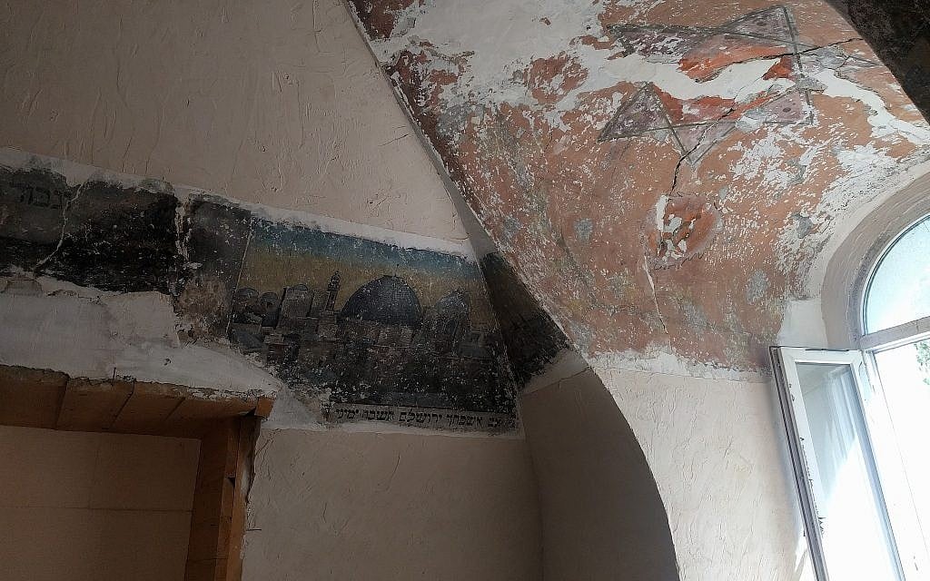 Une fresque conservée au plafond d'une synagogue devenue atelier d’ébénisterie à Chernivtsi, en Ukraine. (Crédit : Yaakov Schwartz/ Times of Israel)