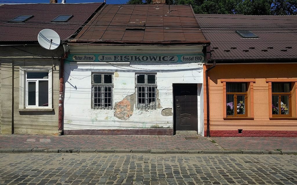 L'échoppe d'un peintre juif Jsak Eisikowicz à Chernivtsi, en Ukraine. (Crédit : Yaakov Schwartz/ Times of Israel)