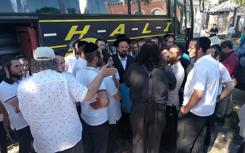 Un groupe d'étudiants hassidiques visitent la synagogue et la tombe du rabbin Avrohom Yaakov Friedman, fondateur de la dynastie de Sadigurer, dans l'ancienne ville de Sadigura, actuelle Chernivtsi, en Ukraine, le 9 août 2018. (Crédit : Yaakov Schwartz/ Times of Israel)