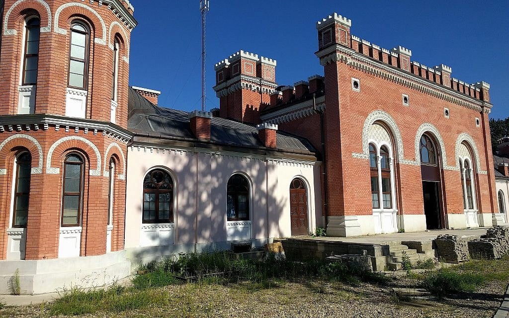 La synagogue du rabbin Avrohom Yaakov Friedman, fondateur de la dynastie de Sadigurer, dans l'ancienne ville de Sadigura, actuelle Chernivtsi, en Ukraine, le 9 août 2018. (Crédit : Yaakov Schwartz/ Times of Israel)