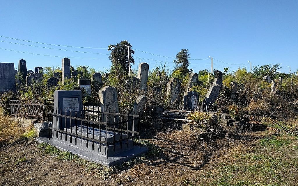 Un cimetière juif à Chernivtsi, en Ukraine. (Crédit : Yaakov Schwartz/ Times of Israel)