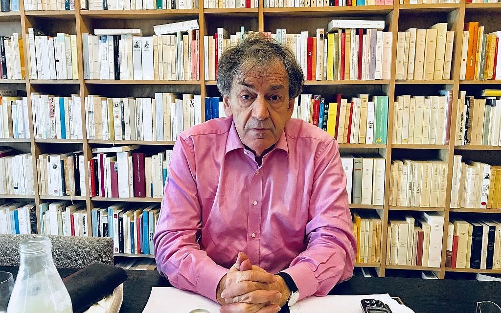 Alain Finkielkraut, dans son appartement parisien. (Crédit : Robert Sarner/Times of Israel)