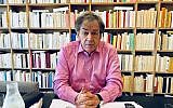 Alain Finkielkraut, dans son appartement parisien. (Crédit : Robert Sarner/Times of Israel)