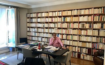 Alain Finkielkraut, dans son appartement parisien. (Crédit : Robert Sarner/Times of Israel)
