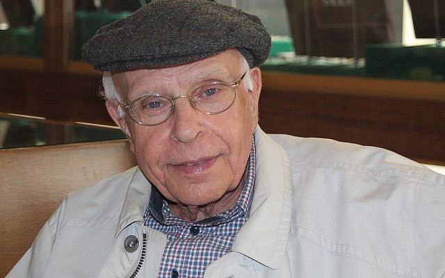 Kostas Papadopoulos est l'un des rares survivants de l'attaque britannique sur le navire Tanais transportant les juifs de Crète en 1944. (Crédit : Roger Rapoport/JTA)