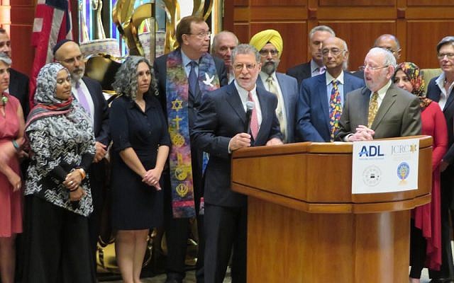 Le rabbin Bruce Lustig, de la congrégation hébraïque de Washington, est entouré de membres de plusieurs religions lors de la préparation de la semaine de contre-protestations contre les manifestants de la suprématie blanche à Washington, D.C., le 10 août 2018. (Ron Kampeas) Le rabbin Bruce Lustig, de la congrégation hébraïque de Washington, est entouré de membres de plusieurs religions lors de la préparation de la semaine de contre-protestations contre les manifestants de la suprématie blanche à Washington, D.C., le 10 août 2018. (Ron Kampeas)