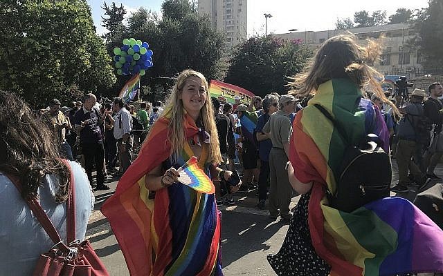Les participants se rassemblent pour le défilé annuel de la gay pride à Jérusalem, le 2 août 2018. (Crédit : Luke Tress / Times of Israel) Les participants se rassemblent pour le défilé annuel de la gay pride à Jérusalem, le 2 août 2018. (Crédit : Luke Tress / Times of Israel)