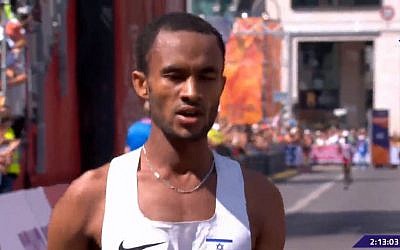 Le coureur israélien Marhu Teferi a battu le record national à l'épreuve du marathon pendant les championnats d'Europe à Berlin. (Crédit : Capture d'écran Sport 5)