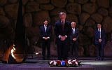 Le conseiller américain à la sécurité nationale participe à une cérémonie de commémoration dans la salle des souvenirs au musée de la Shoah de Yad Vashem, le 21 août 2018 (Crédit : Noam Revkin Fenton/Yad Vashem)