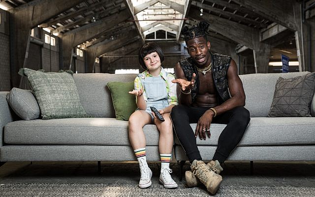 Stéphane Legar et Amélie Bensimon, dans le clip "Comme ci, comme ça". (Crédit : Ohad Romano)